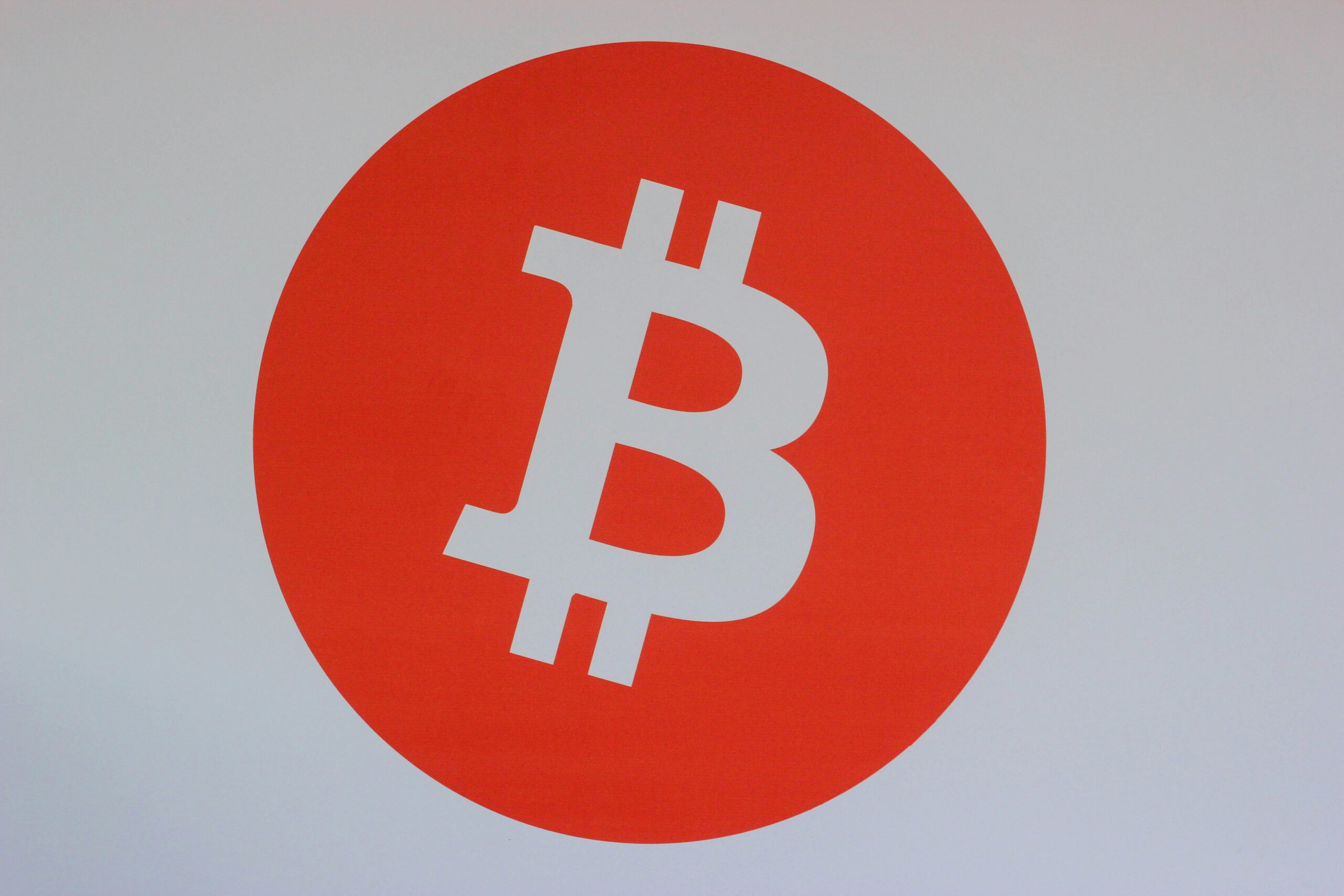 ارتفاع سعر الدولار في العالم والبيتكوين: تحليل ودلالات